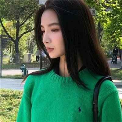 男孩在唱歌